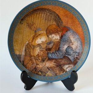 Elegant Bavarian hand painted ceramic collector plate Die Musik